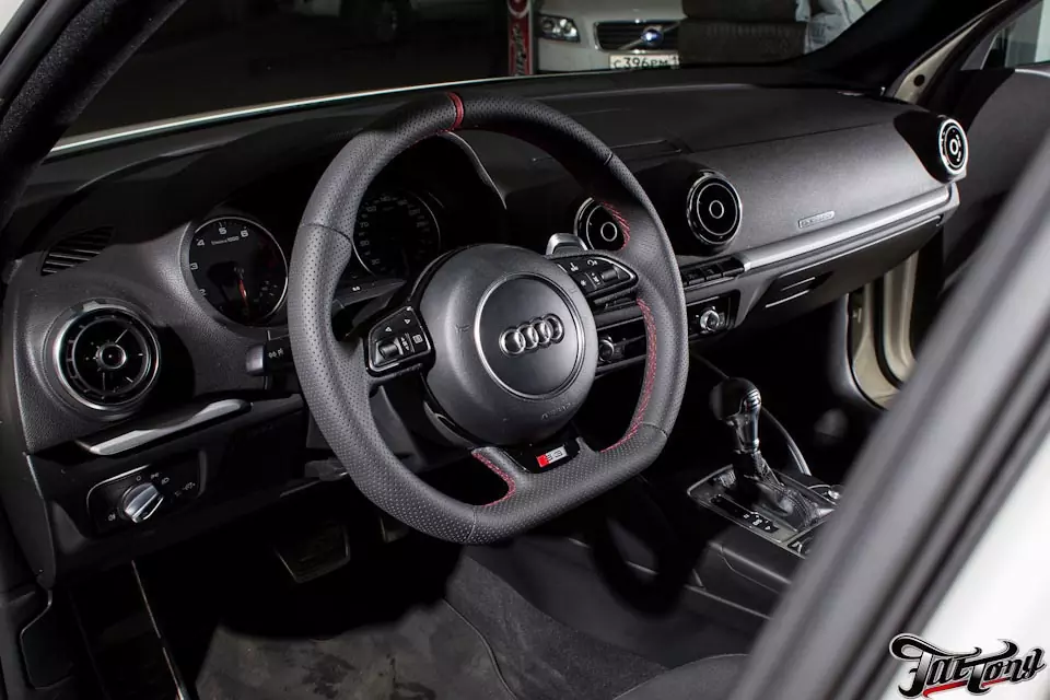 Audi A3. Пошив потолка в черную потолочную ткань и установка красных ремней безопасности.